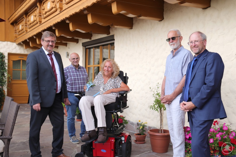 (von links): Hans-Peter Schmucker, Leiter ALE Niederbayern, Johann Edenhofer vom ALE Niederbayern, Gabriele Gudat, Architekt Michael Naumann und 1. Bürgermeister Herbert Preuß.