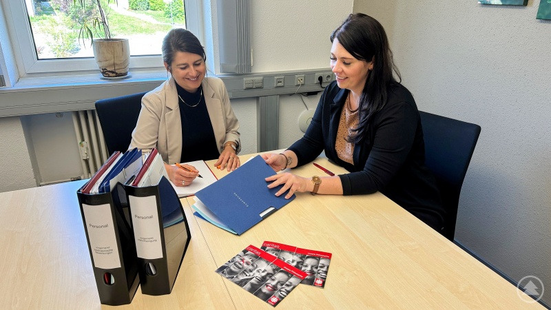 (v.li.) Alexandra Aulinger-Lorenz (hauptberufliche Vorständin im Kreis-Caritasverband Freyung-Grafenau e.V.) und Vorstands-Referentin Maria Weiermann.