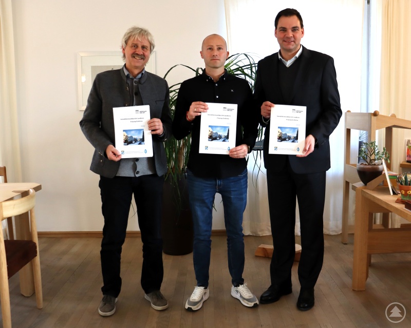 163,2 Millionen Euro wurden 2022 am Immobilienmarkt im Landkreis Freyung-Grafenau umgesetzt. Zwei Prozent mehr als im Jahr zuvor. Darüber freuten sich bei der Präsentation des Immobilienmarktberichts Landrat Sebastian Gruber (rechts), Regierungsdirektor Heinrich Höcherl (links) und Andreas Dötter von der Geschäftsstelle Gutachterausschuss.