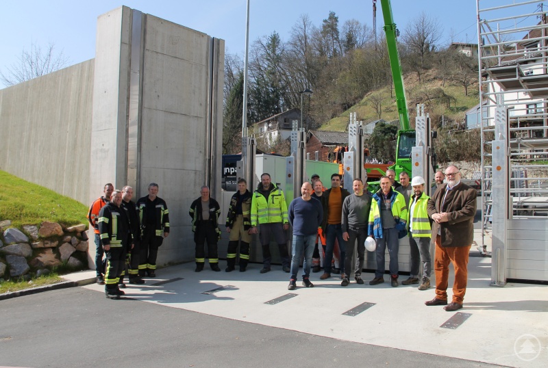 Vom Ablauf des Probeaufbaus überzeugte sich Oberbürgermeister Jürgen Dupper (rechts) persönlich.