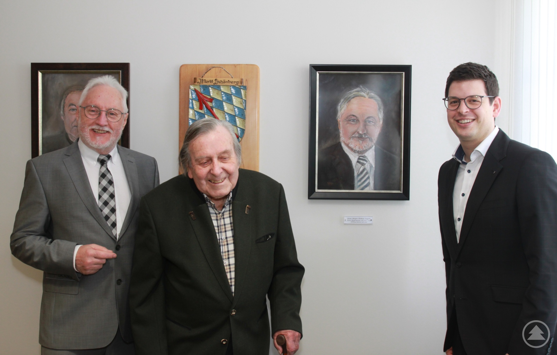 Peter Siegert (v.l.) hatte den Wunsch an den Maler Gerhard Steppes-Michel gehabt, ihn wie zu aktiven Amtszeiten abzubilden. Zusammen mit Nachfolger Martin Pichler wurde das Ergebnis nun enthüllt.