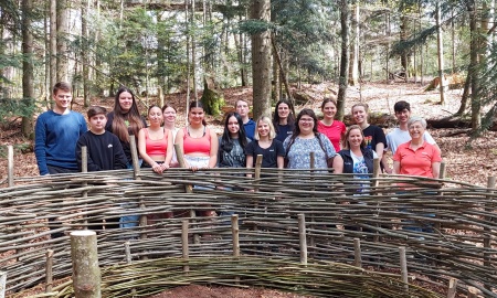 Zwei neue Weidensofas dank Nationalpark-Schule