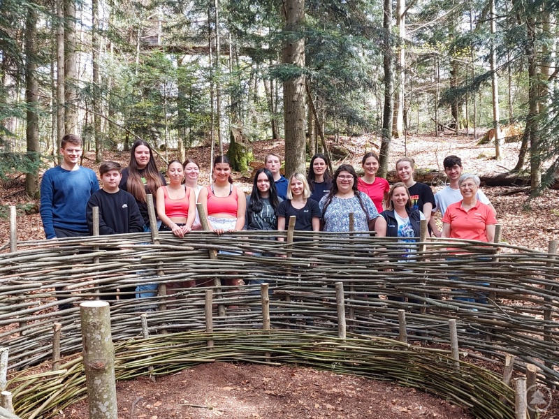 An zwei Vormittag packten Schüler der Nationalpark-Schule Riedlhütte beim Bau von zwei neuen Weidensofas mit an.
