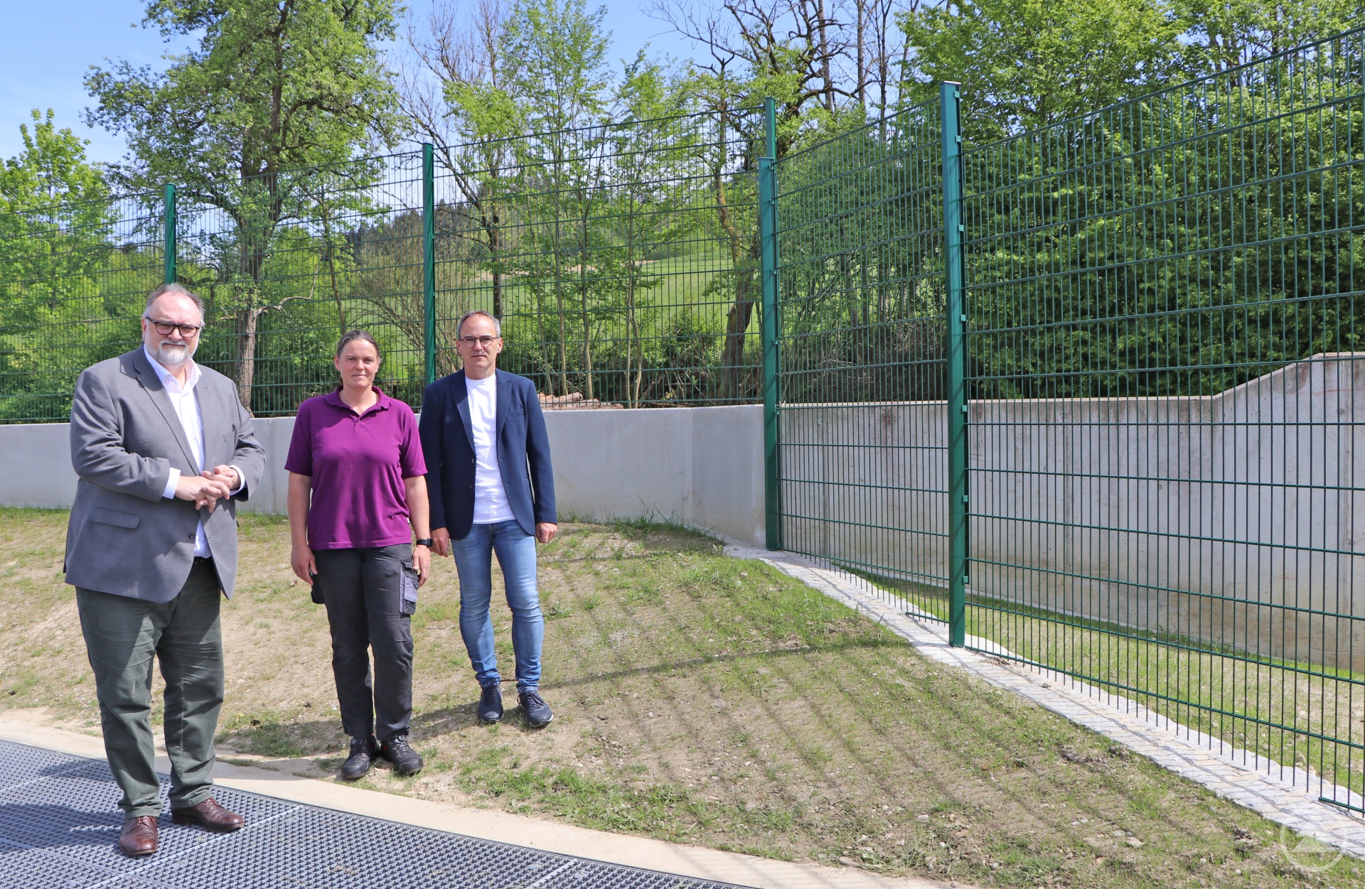 Oberbürgermeister Jürgen Dupper (von links), die Betriebsleiterin der Kläranlage Judith Friedlmeier und der Leiter der Dienststelle Stadtentwässerung Thomas Teichmann freuen sich, dass das neue Schutzziel für die Kläranlage erreicht ist. Im Hintergrund ist die Winkelstützwand an der Wiener Straße zu sehen