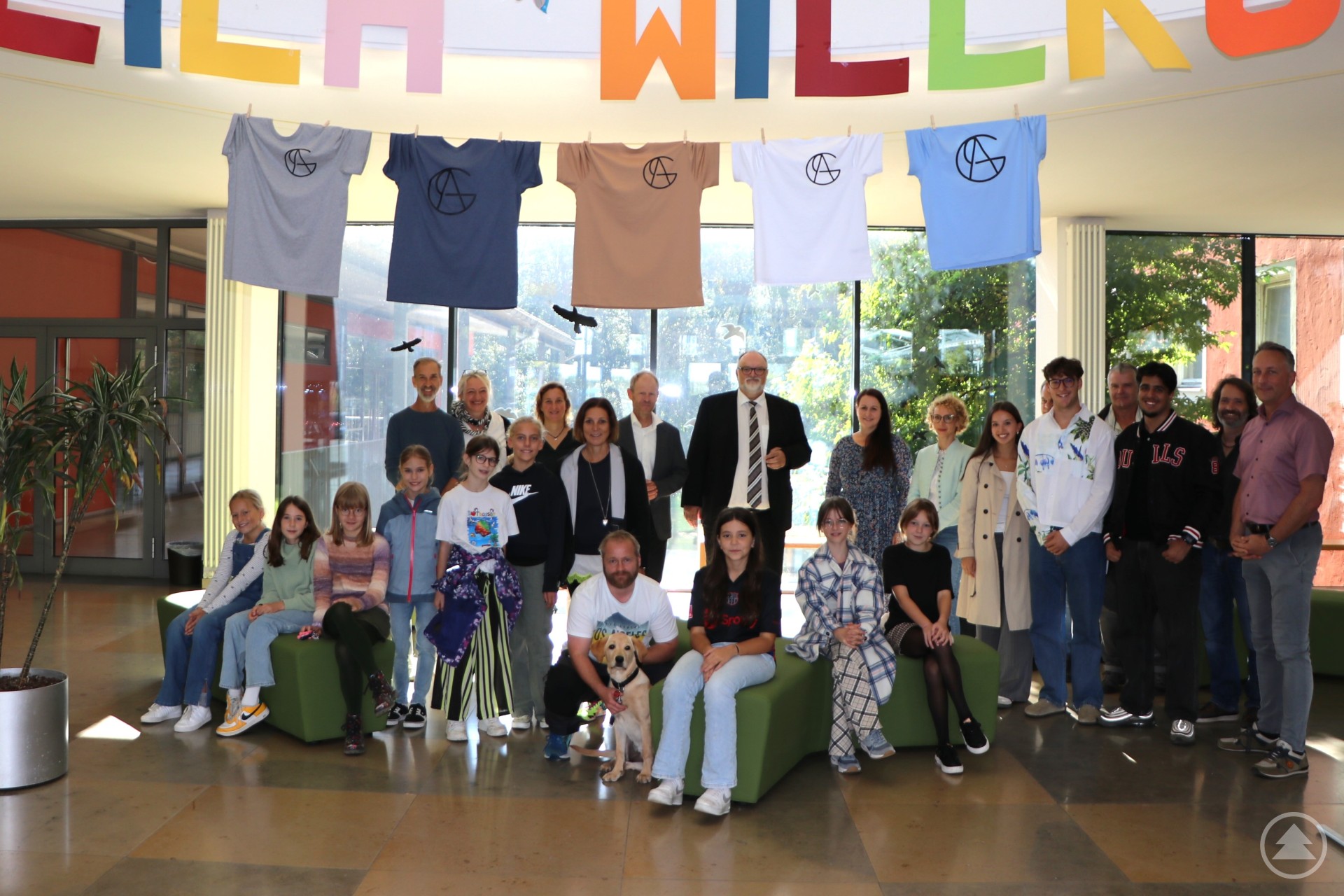 Oberbürgermeister Jürgen Dupper (stehend hinten 6. von links) mit Schulleiter Dr. Wolfgang Holzer (stehend hinten 5. von links), Leiter der Dienststelle Schulen und Sport Franz Kessel (4. von rechts), Lehrkräfte unter anderem aus den Bereichen Beratung und Schulpsychologie, Personalratsvertreter, Vertreter der SMV sowie Schüler des ASG.