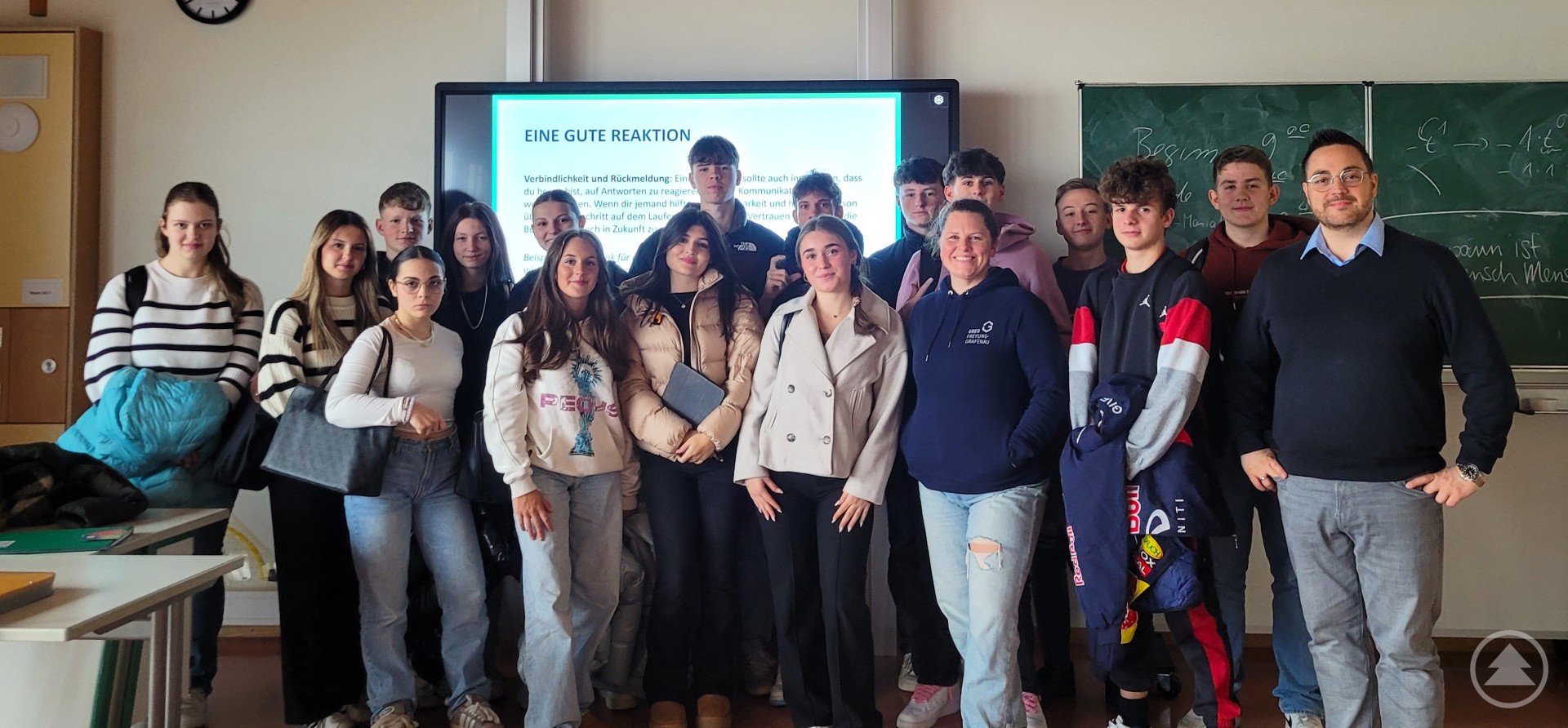 Gemeinsam mit Wirtschaftslehrer Marcel Hassan (rechts) und Stephanie Fichtl (erste Reihe, 3. von rechts) entwickelt die 10. Klasse Wirtschaft am Gymnasium Freyung ihre Geschäftsideen weiter
