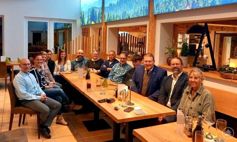 Gemütlicher Jahresabschluss der Sicherheitswachten mit PHK Binder und PHKin Hellmold (links) und 2. Bgm. Christian Zarda (Waldkirchen) sowie Stadtrat Christoph Weishäupl (Freyung)