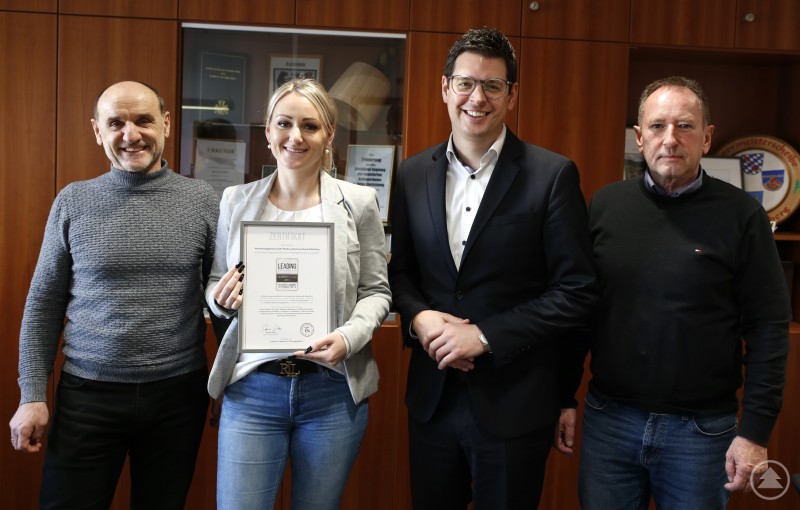 Dass Schönberg als Arbeitgeber attraktiv ist und sich auch so präsentieren kann, wurde mit dem Qualitätssiegel „Leading Employer“ auf breiter Datenbasis bestätigt. Über den Erfolg freuen sich VG-Vorsitzender Martin Pichler (2.v.l.) mit Geschäftsleiter Helmut Hörtreiter (r.) sowie Diana Prinz und Adolf Hackl von der Personalabteilung. Leading_Employers.jpg