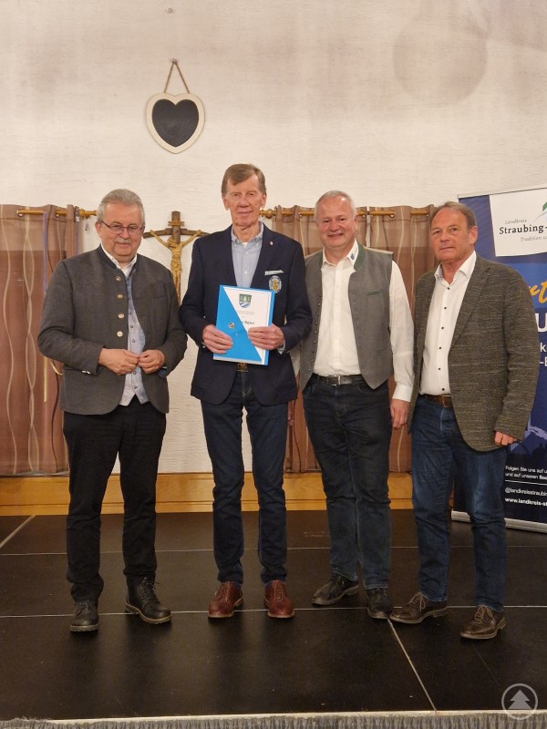 Sonderehrung für Walter Röhrl (2. v.li.), vorgenommen von LR Laumer, Sportbeauftragten Kammermeier und BM Piermeier Sonderehrung für Walter Röhrl (2. v.li.), vorgenommen von LR Laumer, Sportbeauftragten Kammermeier und BM Piermeier.jpg