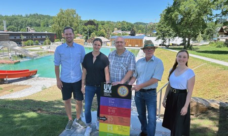 Mehr Sonnenschutz für Badegäste: UV-Indextafeln an Freibäder übergeben