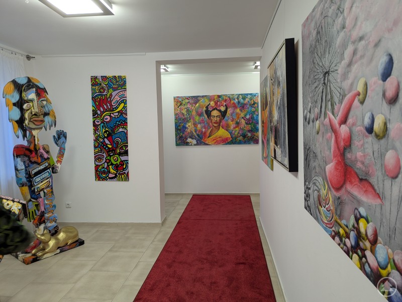 Skulpturen und Gem&auml;lde im Kulturwerk weisses haus in Offenberg