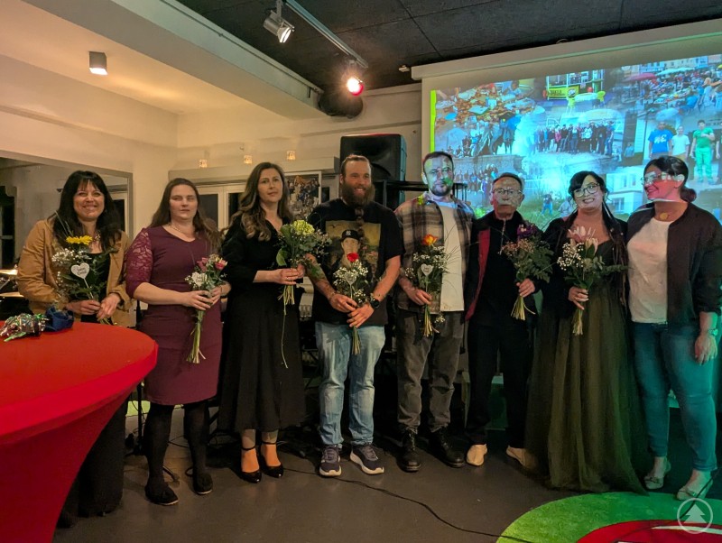 Ein starkes Team: Karin Loibl (v. rechts) und die Mitarbeitenden des 4You in Deggendorf. Teammitglieder des 4You halten Blumen in den Händen