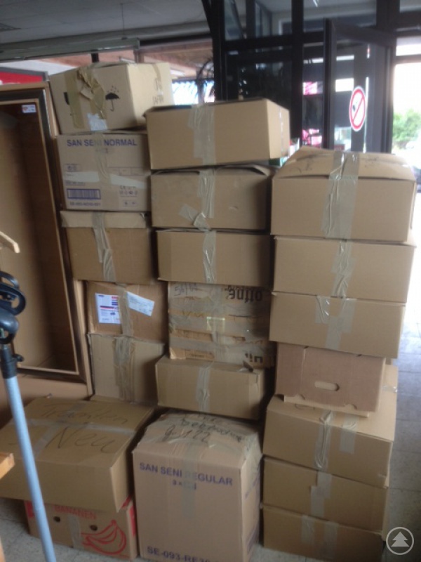 Zahlreiche Pakete stapeln sich im Lager von WAIDLER-HELFEN.