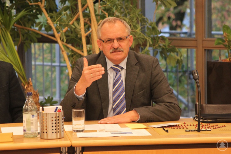 Manfred Theunert, Senior-Consultant im Arbeitskreis Schule-Wirtschaft in Bayern, zeigte auf, warum es nötig ist, Schulbildung und praktische Inhalte für den Einstieg ins Berufsleben zu verbinden.