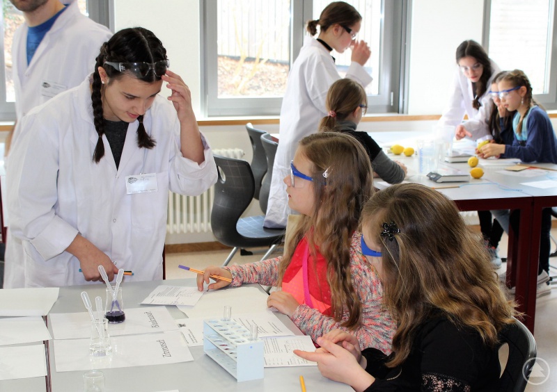 „Nicht ohne Schutzbrille!“ hieß es beim Experimentieren im Fach „Natur und Technik“