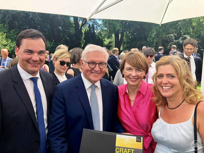 Zusammen mit seiner Lebensgefährtin Miriam Scholz (rechts) überreichte Landrat Sebastian Gruber (links) eine limitierte Flasche der Partitur 2 aus der Bierkulturregion als Gastgeschenk an Bundespräsident Steinmeier und seine Gattin Elke Büdenbender.