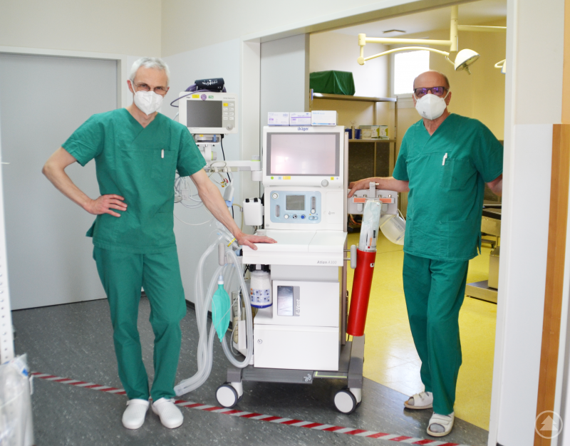 Ludwig Johann Gumminger-Sebald (l.) und Erwin Plach (r.) freuen sich auf die gemeinsame Zusammenarbeit am MVZ Standort in der Bahnhofstraße 22, Grafenau.