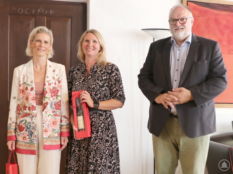 Andrea Silberhorn (von links) und Sandra Aigner dürfen sich zum Ende des Antrittsbesuchs über ein kleines Willkommensgeschenk von Oberbürgermeister Jürgen Dupper freuen.