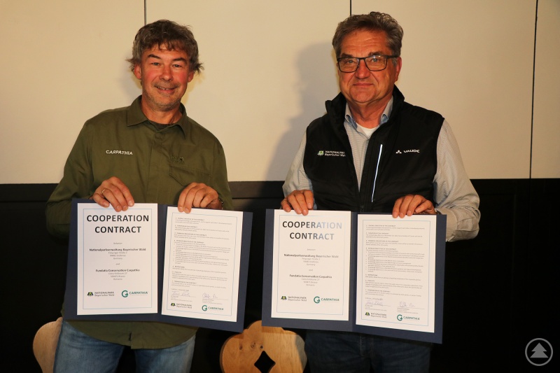 Dr. Franz Leibl, Leiter der Nationalparkverwaltung (r.), und Christoph Promberger, Direktor der  Stiftung Conservation Carpathia, haben bei einer gemeinsamen Pressekonferenz die  Kooperationsvereinbarung unterzeichnet.
