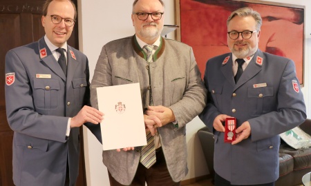 Malteser zeichnen Oberbürgermeister mit Corona-Einsatzmedaille aus