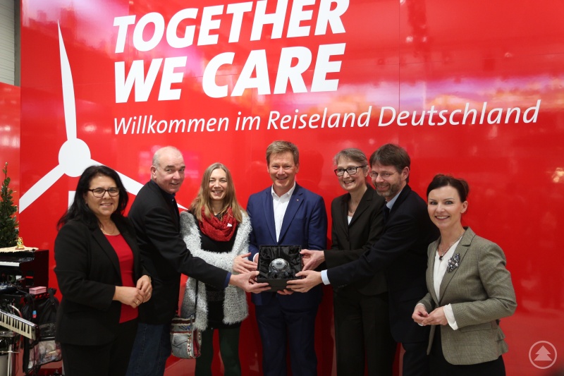 Überreichung der „Bleikristallkugel“ (v. l.) Gülistan Yüksel MdB, stellv. Ausschussvorsitzende Tourismusausschuss, Jens Klocksin, Schatzmeister BUND, Angelika Bludau, stellvertretende Bundesgeschäftsführerin NABU, Richard Lutz, Vorstandsvorsitzender Deutsche Bahn, Kathrin Bürglen, Leiterin Fahrtziel Natur, Matthias Kurzeck, Bundesvorsitzender VCD, Jana Schimke MdB, Vorsitzende des Tourismusausschusses