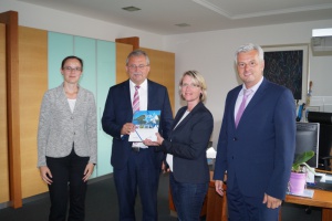 Landrat Josef Laumer empfängt Kriminalrätin Ingrid Grötzinger