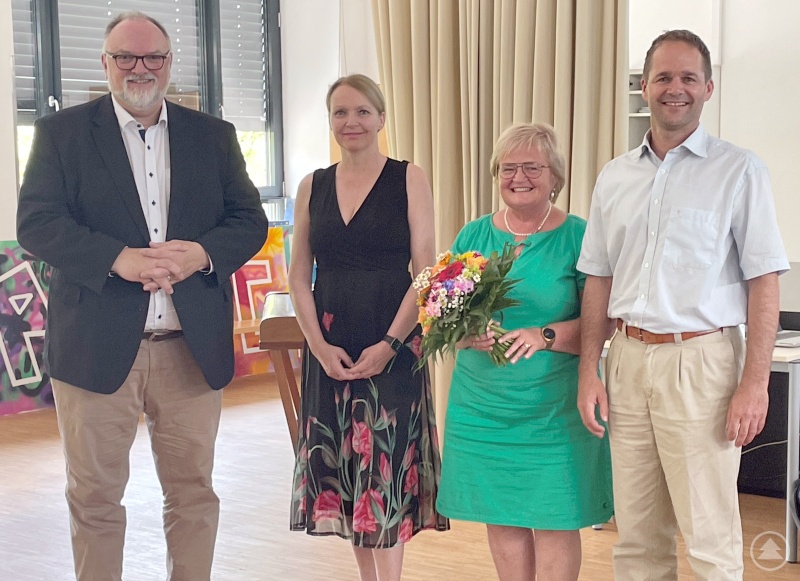 Verabschiedung im Rahmen der Personalversammlung: Oberbürgermeister Jürgen Dupper (links) und Schulamtsdirektor Klaus Sterner mit Rosa Hansbauer (2. von rechts) und ihrer Nachfolgerin Esther Wagner