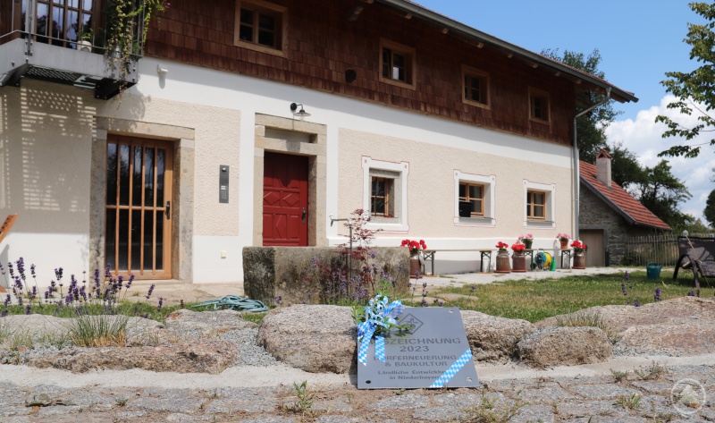 Die Bezirksentscheid-Plakette vor dem sanierten Gebäude der Familie Gudat.