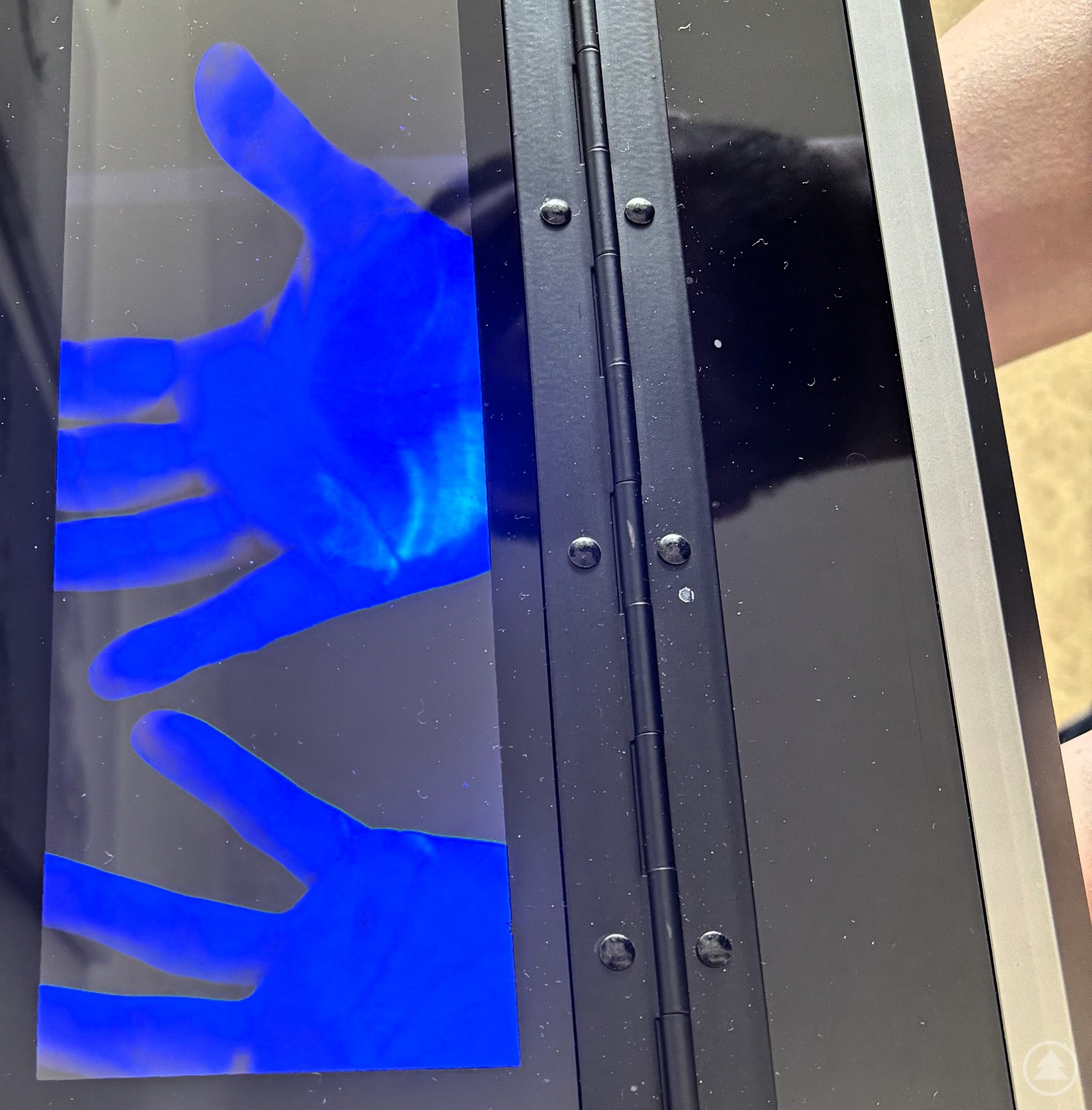 Mithilfe eines fluoreszierenden Händedesinfektionsmittels und einer Blackbox konnte man die Sorgfältigkeit der eigenen Händedesinfektion im UV-Licht überprüfen