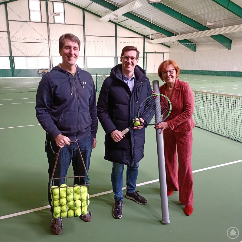 Tennistraining im Rahmen einer Betriebsbesichtigung: MdL Dr. Stefan Ebner (Mitte) mit Alfred Hantschk (links) und Karin Hantschk (rechts) in der Tennishalle des Sport- und Fastenhotels Ödhof.