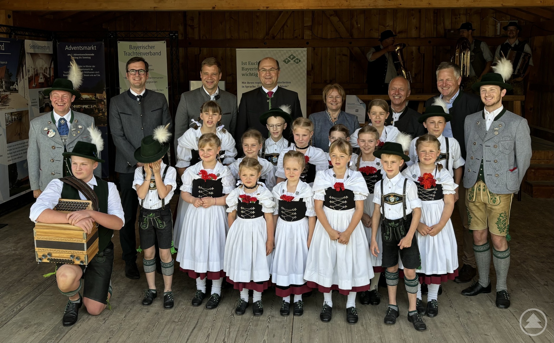 Heimatminister Albert Füracker (hintere Reihe; 4. von links) und Bezirkstagspräsident Dr. Olaf Heinrich (hintere Reihe; 3. von links) eröffneten – gemeinsam mit Bürgermeister Josef Reff (hintere Reihe; 3. von rechts) und stellvertretender Landrätin Claudia Geilersdorfer (hintere Reihe; 4. von rechts) – den bayernweiten Heimat.Erlebnistag am Trachtenkulturzentrum Holzhausen. 