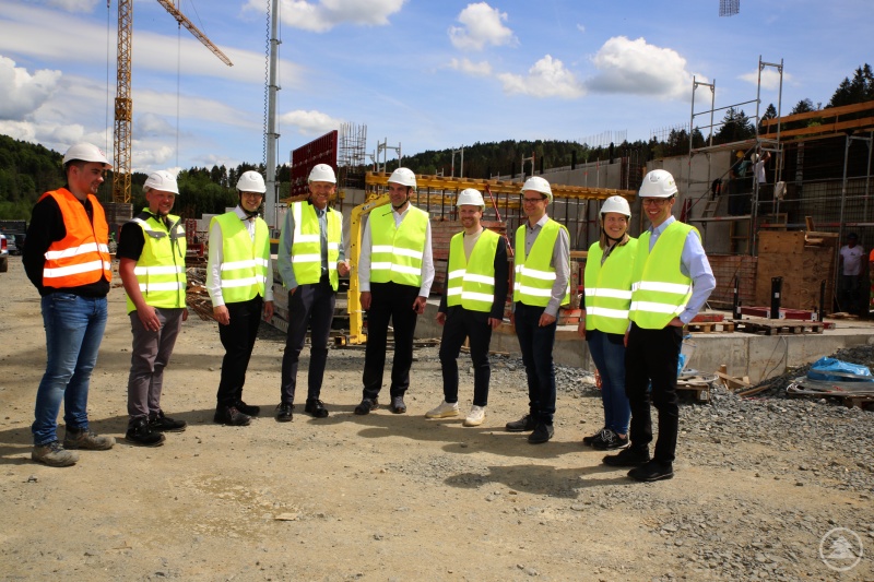 Ein großes Werk mit vielen Beteiligten: Tim Eickhoff (v.l.; Bauleiter Fa. Brüninghoff), Josef Moser (Manager Infrastructure) Bürgermeister Martin Pichler, COO Stefan Feldmeier, Landrat Sebastian Gruber, Wirtschaftsreferent Johannes Gastinger, Tobias Fuchs (Director Operational & SC Excellence), Karolin Hackinger (Manager Operational & Supply Chain Projects) und Michael Hiller (Group Director Engineering). Foto: Markt Schönberg