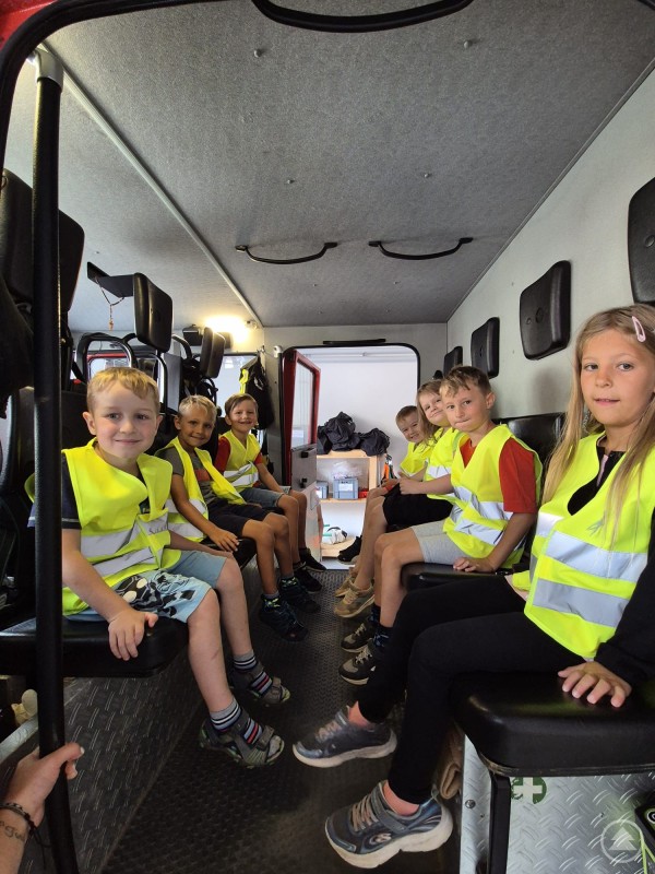 Mit lautem Tatütata rücken sonst die großen Feuerwehrleute aus. Die Kids durften schon mal probesitzen.