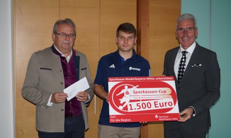 Partnerschaft seit 34 Jahren –  Spendenübergabe zum Sparkassen-Cup