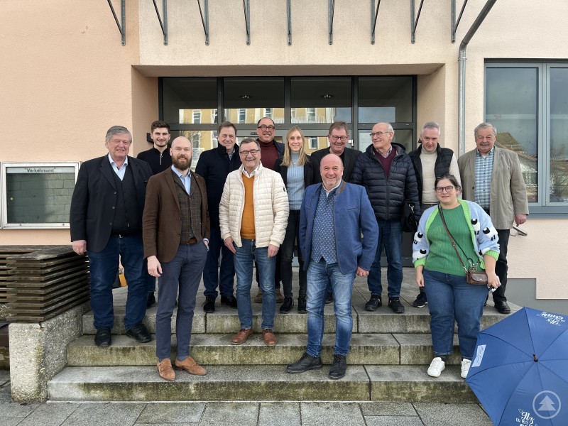 Die Vorstandschaft der ILE Ilzer Land mit den Bürgermeistern und stellvertretenden Landräten der Landkreise Passau und Freyung-Grafenau sowie Ron Metzner vom Amt für Ländliche Entwicklung Niederbayern trifft sich zur ersten Sitzung im Jahr 2025. 01_Gruppenbild.jpg