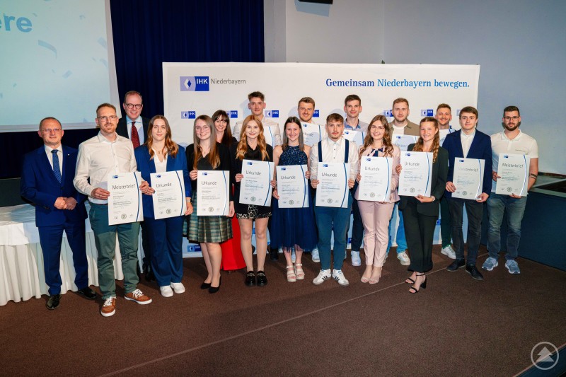 Die IHK-Vizepräsidenten Franz-Xaver Birnbeck (l.) und Max-Georg Graf von Arco auf Valley (3.v.l.) mit den ausgezeichneten Absolventen aus dem Landkreis Freyung-Grafenau. Die IHK-Vizepräsidenten Franz-Xaver Birnbeck (l.) und Max-Georg Graf von Arco auf Valley (3.v.l.) mit den ausgezeichneten Absolventen aus dem Landkreis Freyung-Grafenau.