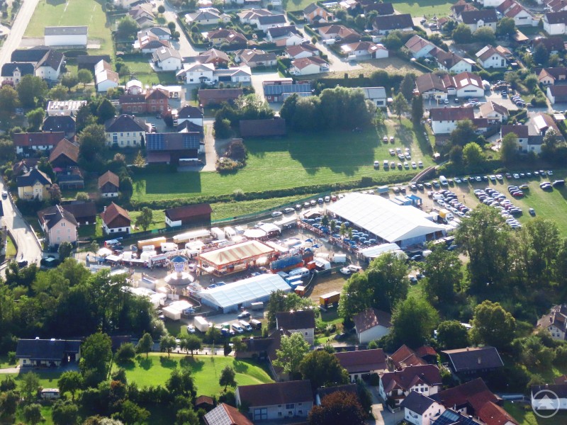 Das Volksfest aus der Vogelperspektive sehen – das ist dieses Jahr in Aidenbach möglich. Luftaufnahme des Volksfestes in Aidenbach mit Festzelten und Fahrgeschäften. Luftaufnahme des Volksfestes in Aidenbach mit Festzelten und Fahrgeschäften.