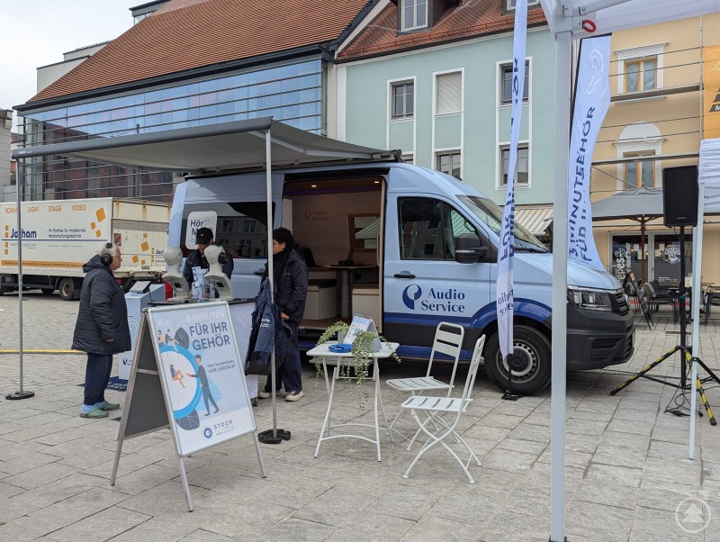 Hörmobil beim Antonius Gesundheitstag am Oberen Stadtplatz von Deggendorf