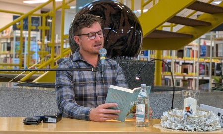 Volles Haus bei Lesung mit Leo Reisinger in der Kreisbibliothek Freyung