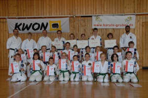 Karate-Kids legen Gürtelprüfungen ab