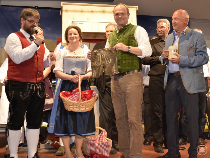 Freuen sich mit dem Lederhosen-Gewinner (vorne v.l.): Der Dirigent der Blaskapelle Schlag, Robert Maier, Maria Freund, Gewinner Karl-Heinz Lendner aus Grafenau und Musikvereins-Vorsitzender Eduard Hable.
