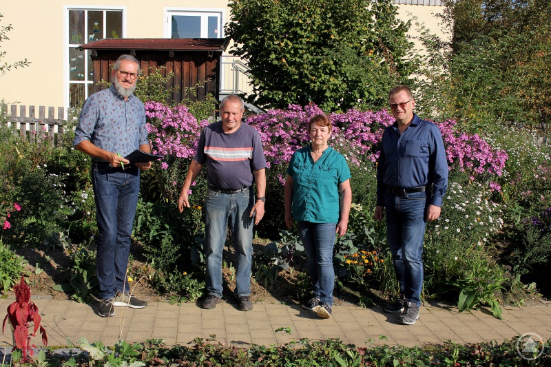 Bei der Zertifizierung in Frauenau v.li.: Klaus Eder, Dr. Manfred Marx, Frauenaus Gartenbauvereinsvorsitzende Veronika Kerschbaum und zweiter Bürgermeister Fritz Schreder.