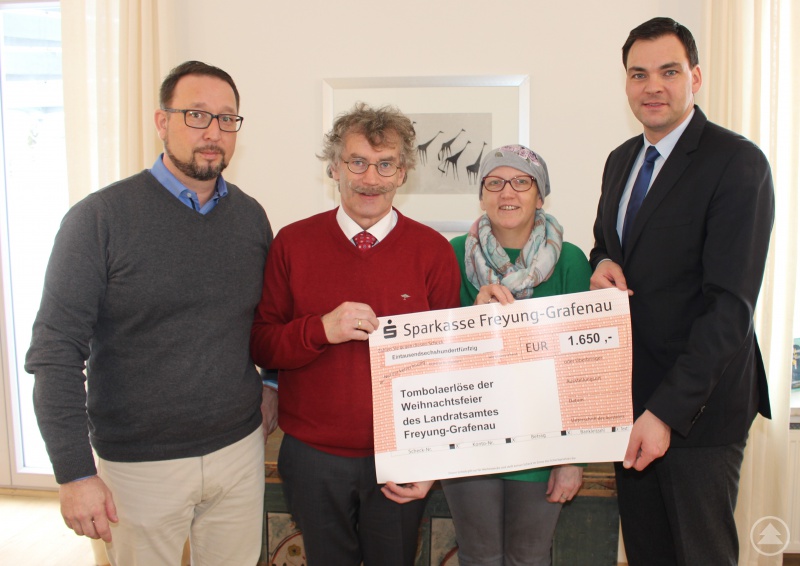 Landrat Sebastian Gruber (rechts) und Personalratsvorsitzender Alexander Bertelshofer (links) übergaben den symbolischen Scheck im Büro des Landrats stellvertretend für die rund 400 Mitarbeiter des Landratsamtes an Wolfgang Kunz (Zweiter von links), der für den Förderverein der Don Bosco Schule in Grafenau gekommen war und an Irmgard Weinrauch, Leiterin der Station des Familienpflegewerk des katholischen Frauenbundes im Landkreis.