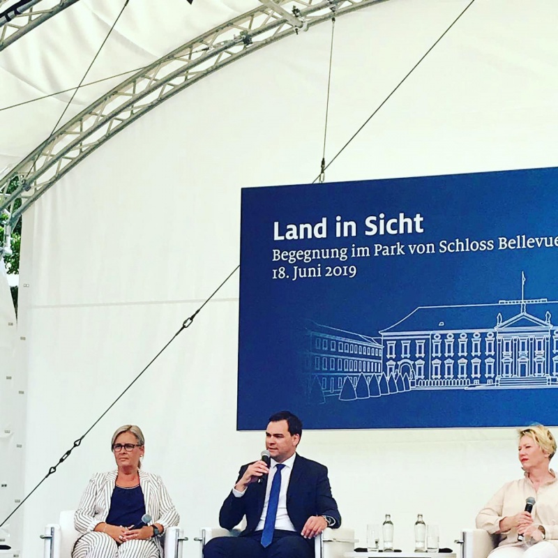Zusammen mit drei weiteren Teilnehmern bestritt Landrat Gruber im Rahmen des Festes eine Diskussion zum Thema ländliche Entwicklung. Er betonte dabei, wie wichtig es sei, dass die große Politik in Berlin und München auch immer wieder den Blick in den ländlichen Raum wirft.