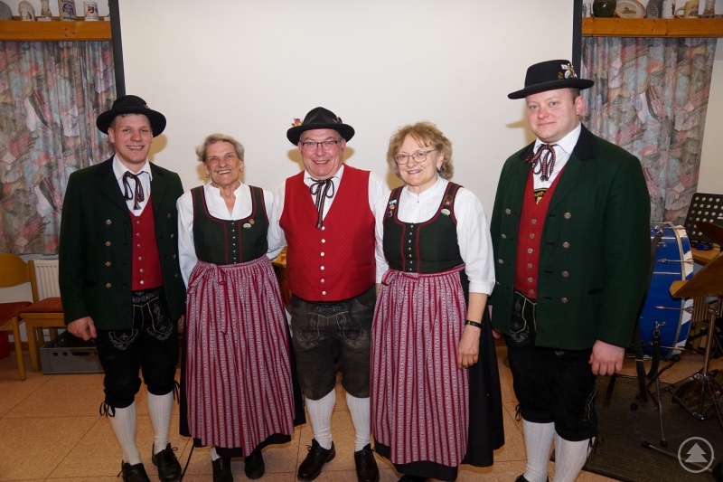 v.L. Der wiedergewählte 2. Vorstand Tobias Bauer, Ehrenfahnenmutter Lilli Huber, die ausscheidenden langjährigen Mitglieder der Vorstandschaft Andreas Brunnbauer (25 Jahre aktiv in der Vorstandschaft) und Inge Behringer (über 40 Jahr aktiv in der Vorstandschaft), der wiedergewählte 1. Vorstand Stefan Behringer.