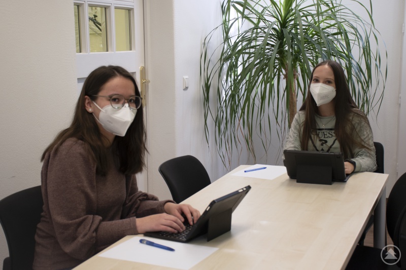 Die angehenden Kauffrauen im Gesundheitswesen zeigen wie Distanzunterricht mit den neuen digitalen Endgeräten funktioniert.