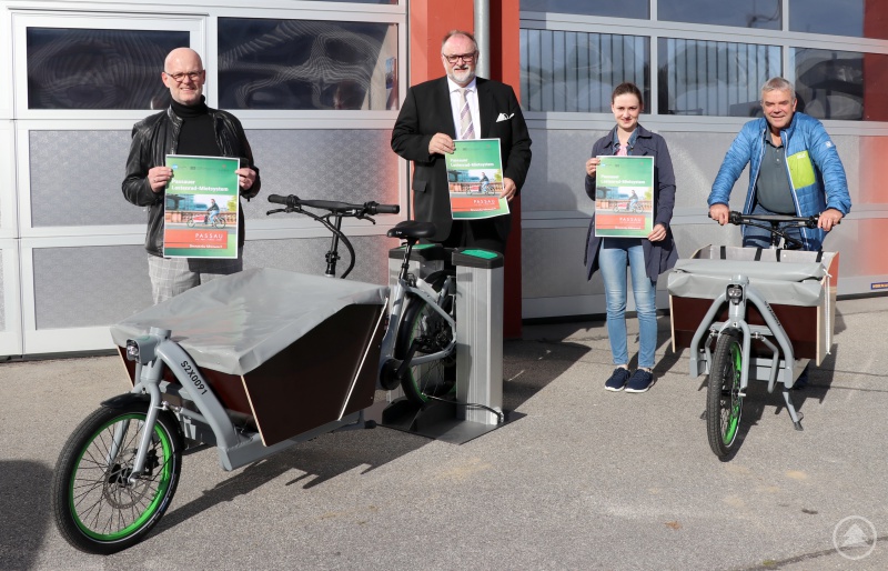 Das kommunale Lastenrad-Mietsystem für Passau läuft an: Darüber freuen sich Wolfgang Seiderer (von links), Referent für Bauwesen und Umwelt, Oberbürgermeister Jürgen Dupper, Carolin Stadler von der Dienststelle Umweltschutz und Stadtentwicklungsreferent Udo Kolbeck.