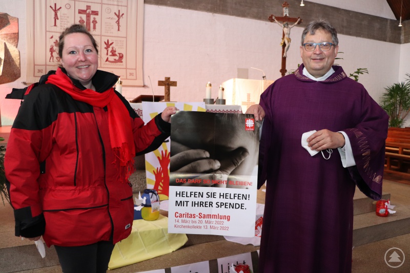 Auftakt zur Caritassammlung in Wegscheid. Die Pfarrcaritas-Vorsitzende Marietta Huber (3.v.r.) und Caritasvorstand Diakon Konrad Niederländer bitten um Spenden für Menschen in Not.