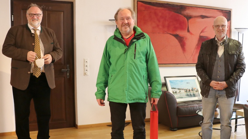Oberbürgermeister Jürgen Dupper (von links) dankte Alois Zechmann im Beisein von Wolfgang Seiderer (rechts), Referent für Bau und Umwelt, für seine langjährige Tätigkeit in der Naturschutzwacht mit einer Flasche Stiftswein.