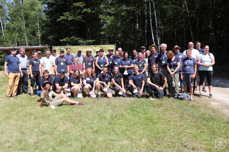 Alle Helfer, darunter viele Waldführer, FÖJler und Ranger, freuten sich über den gelungenen Tag für Menschen mit Behinderung im Waldspielgelände.